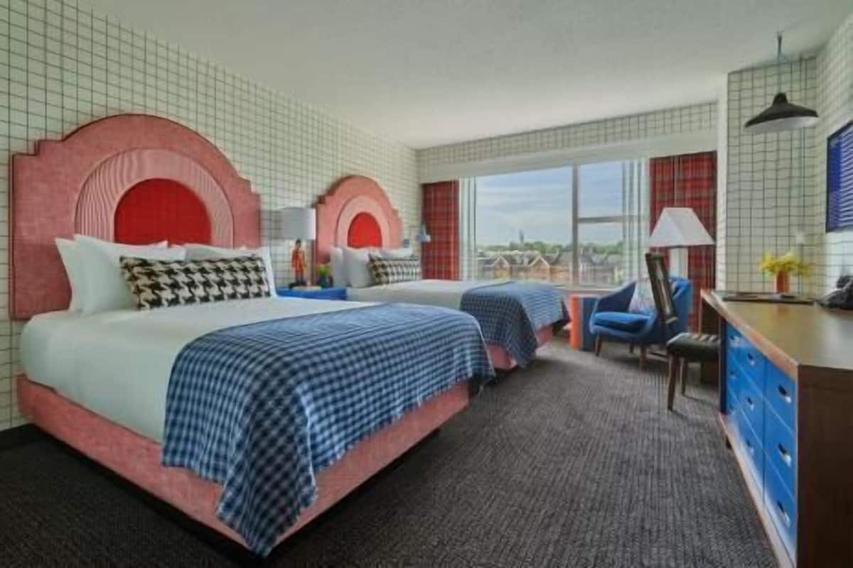 Ropa de cama de alta calidad y caja de seguridad en la habitación