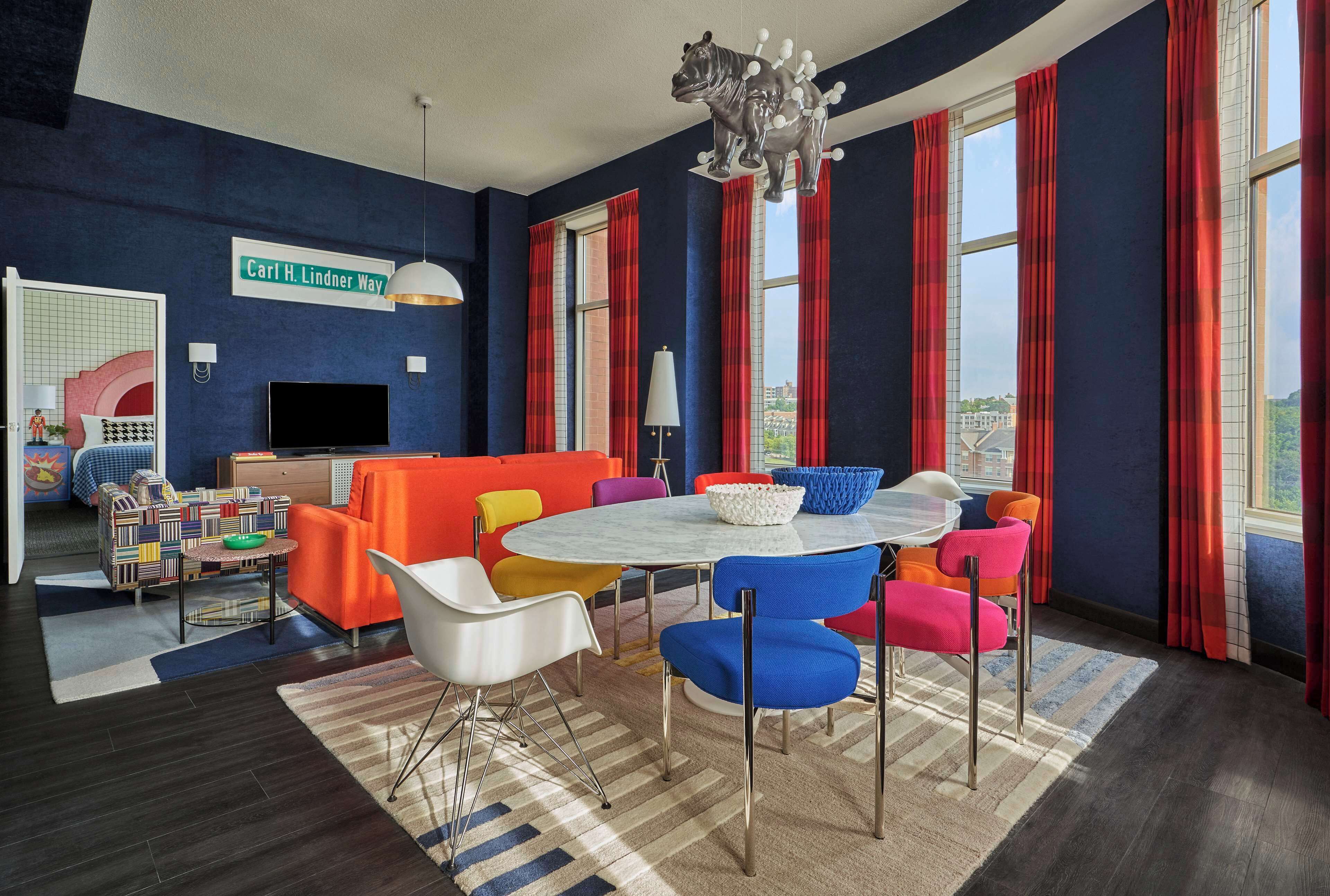 Suite présidentielle, 1 très grand lit | Aire de séjour | Téléviseur à écran plat de 50 po avec télévision par câble, téléviseur