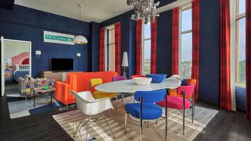 Suite présidentielle, 1 très grand lit | Aire de séjour | Téléviseur à écran plat de 50 po avec télévision par câble, téléviseur