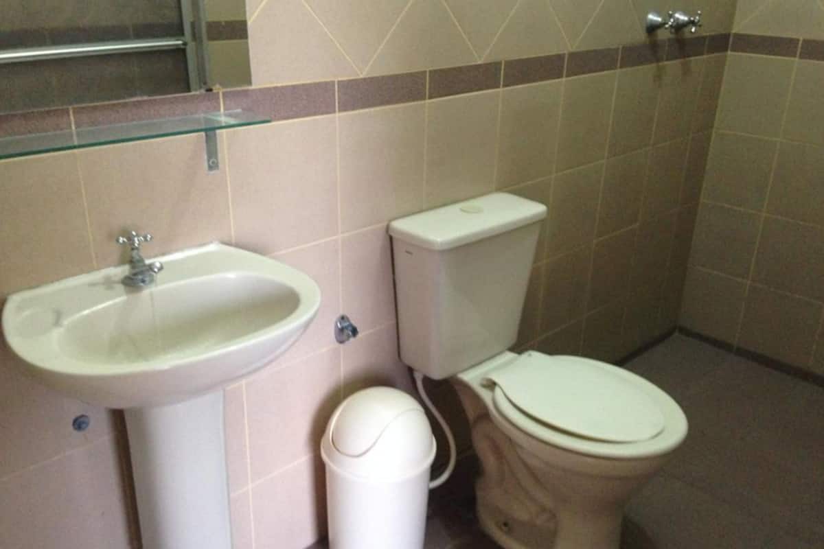 Ducha, artículos de higiene personal gratuitos y toallas