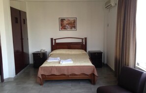 Iron/ironing board, bed sheets - Hotel Jenecheru (Santa Cruz)