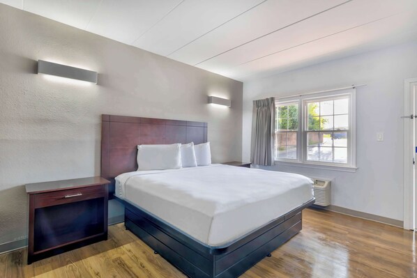 Blackout drapes, free WiFi, bed sheets