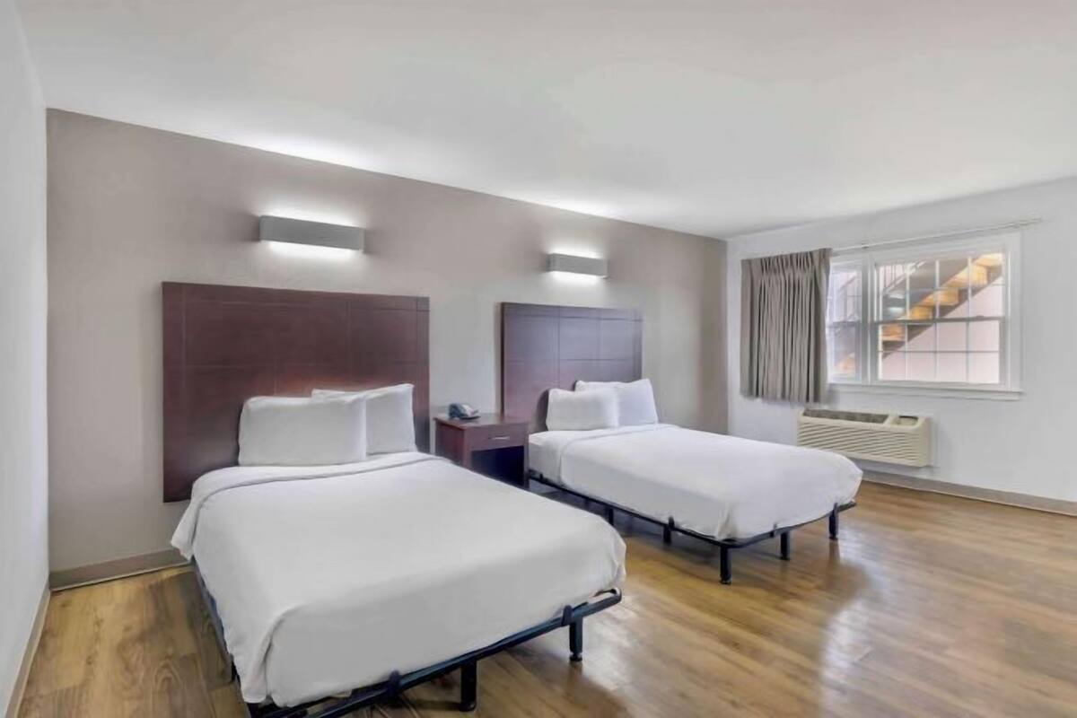 Blackout drapes, free WiFi, bed sheets