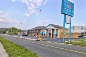 Exterior - Motel 6 Falls Church, VA - Arlington Boulevard (Falls Church)