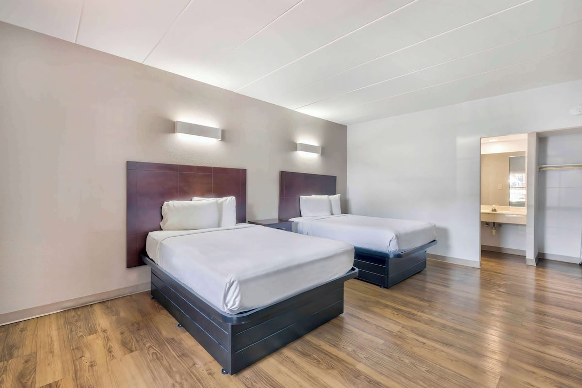 Blackout curtains, free WiFi, bed sheets