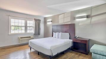 Cortinas opacas, wifi gratis, ropa de cama