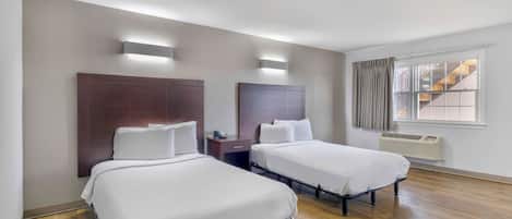 Cortinas blackout, wifi gratis y ropa de cama