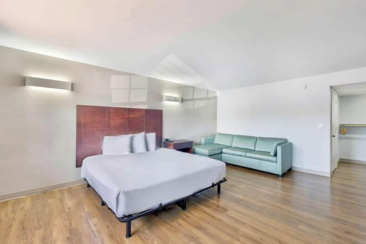 Blackout drapes, WiFi (free), bed sheets