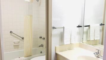 Combined shower/tub, towels