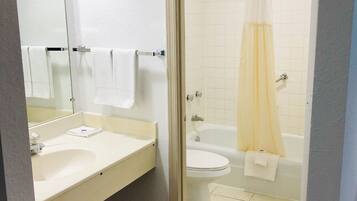 Combined shower/tub, towels