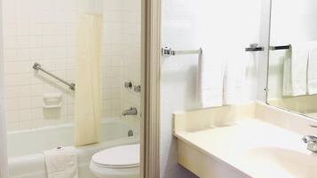 Combined shower/tub, towels