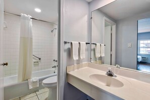 Combined shower/tub, towels