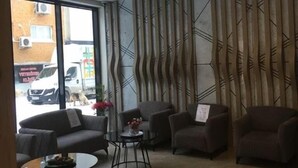Un interior moderno con sofás, una mesa de centro y un papel tapiz estampado.