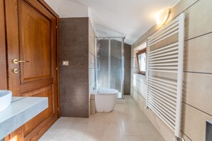 Superior Villa, 3 Bedrooms | Bathroom | Separate tub and shower, jetted tub, hydromassage showerhead, hair dryer - Villa Leonardo (Sarteano)