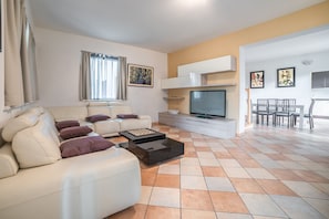 Villa superior, 3 habitaciones | Zona de estar | Una televisión LED