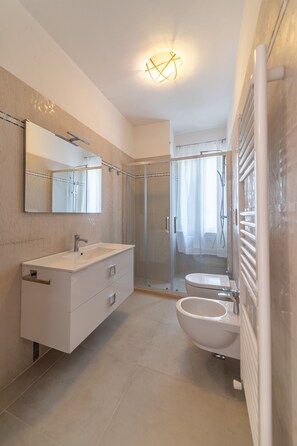 Superior Villa, 3 Bedrooms | Bathroom | Separate tub and shower, jetted tub, hydromassage showerhead, hair dryer - Villa Leonardo (Sarteano)