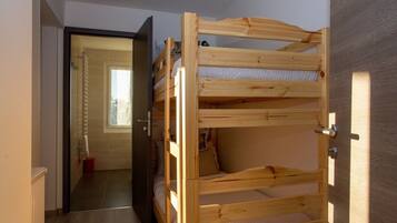 Habitación cuádruple Deluxe (PODZIM) | Sábanas de algodón egipcio y ropa de cama de alta calidad