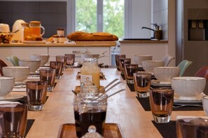 Tägliches inbegriffenes kontinentales Frühstück