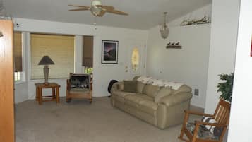 Family House, Multiple Beds | Living room | Flat-screen TV, DVD player