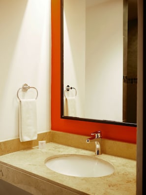 Standard Room, 1 King Bed | Bathroom | Shower, hair dryer, towels