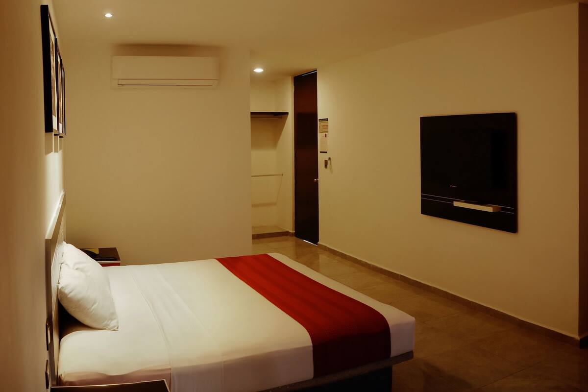 Standard Room, 1 King Bed | Minibar, desk, blackout drapes, iron/ironing board