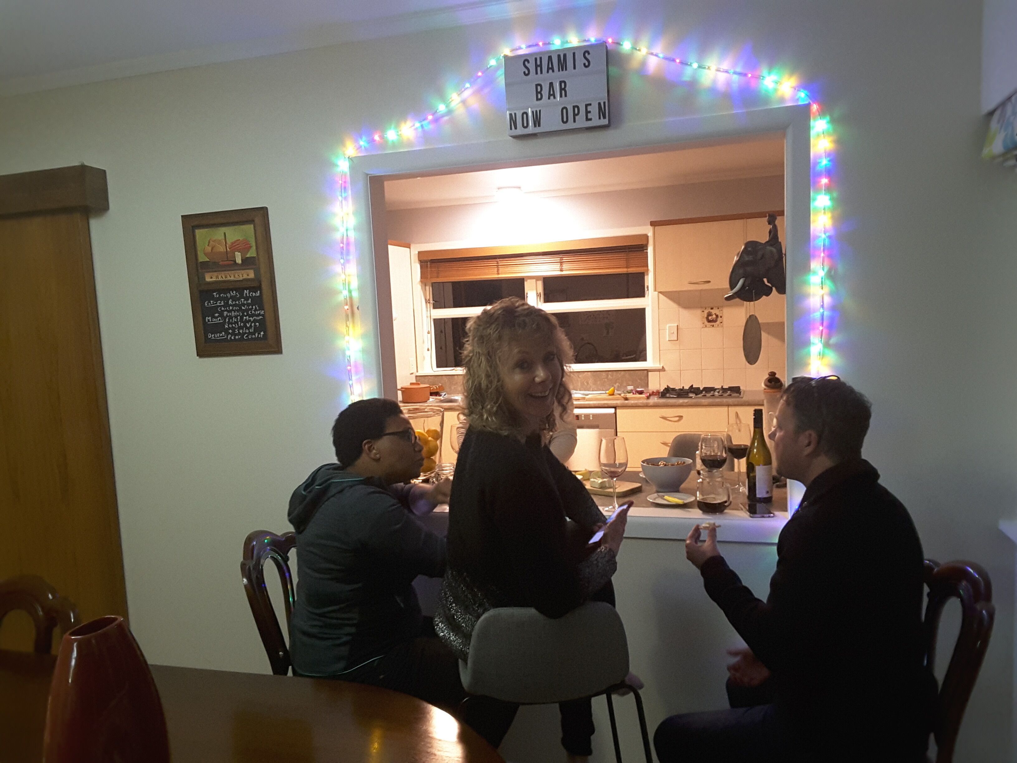 Un restaurante con un letrero que dice "Shamis Bar Abierto Ya".