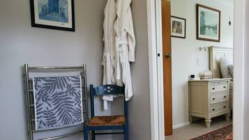 Superior Room, 1 Queen Bed, Ensuite, Lake View | Bathroom