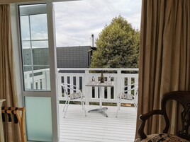 Superior Room, 1 Queen Bed, Ensuite, Lake View | Egyptian cotton sheets, premium bedding, down comforters