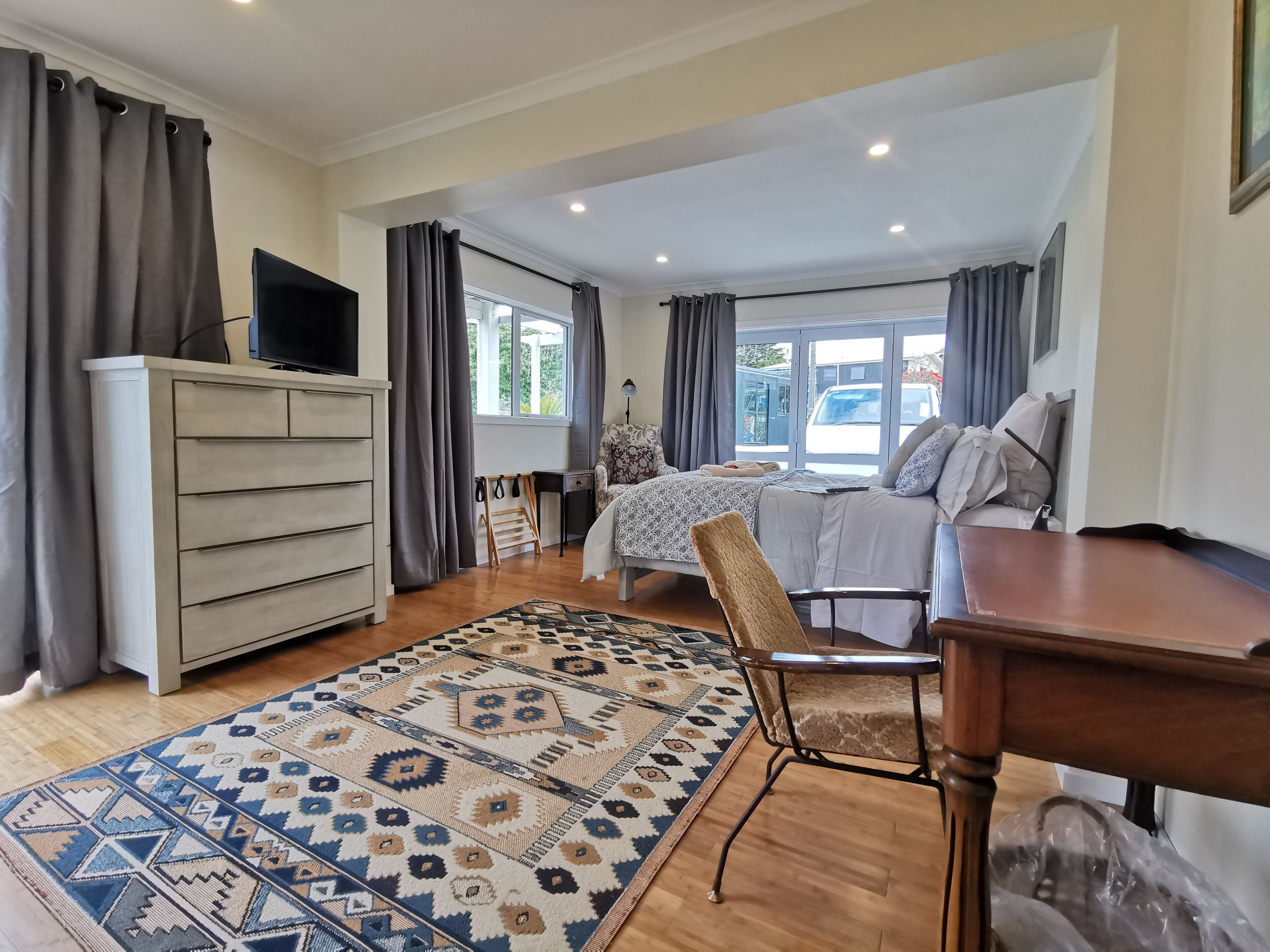San Fran - Premier Queen with Lake view | Egyptian cotton sheets, premium bedding, down comforters