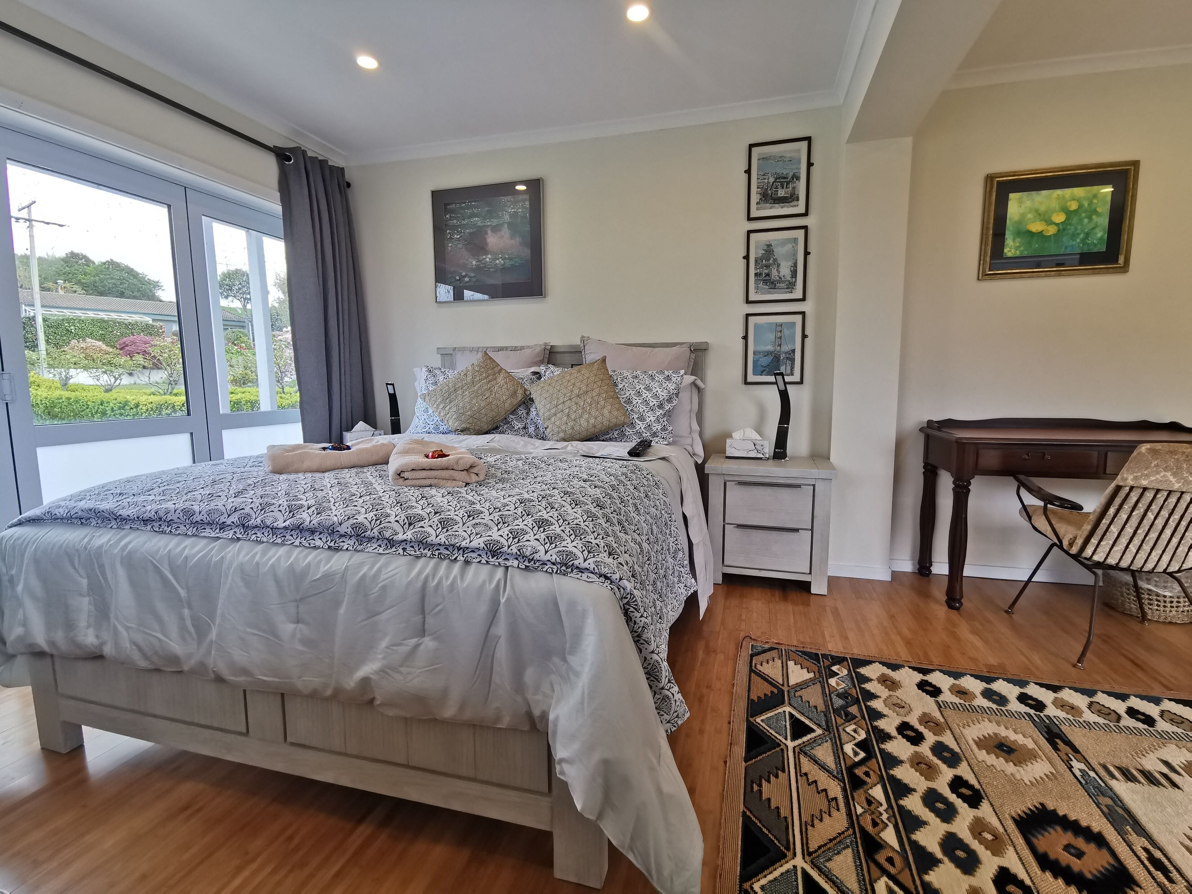 San Fran - Premier Queen with Lake view