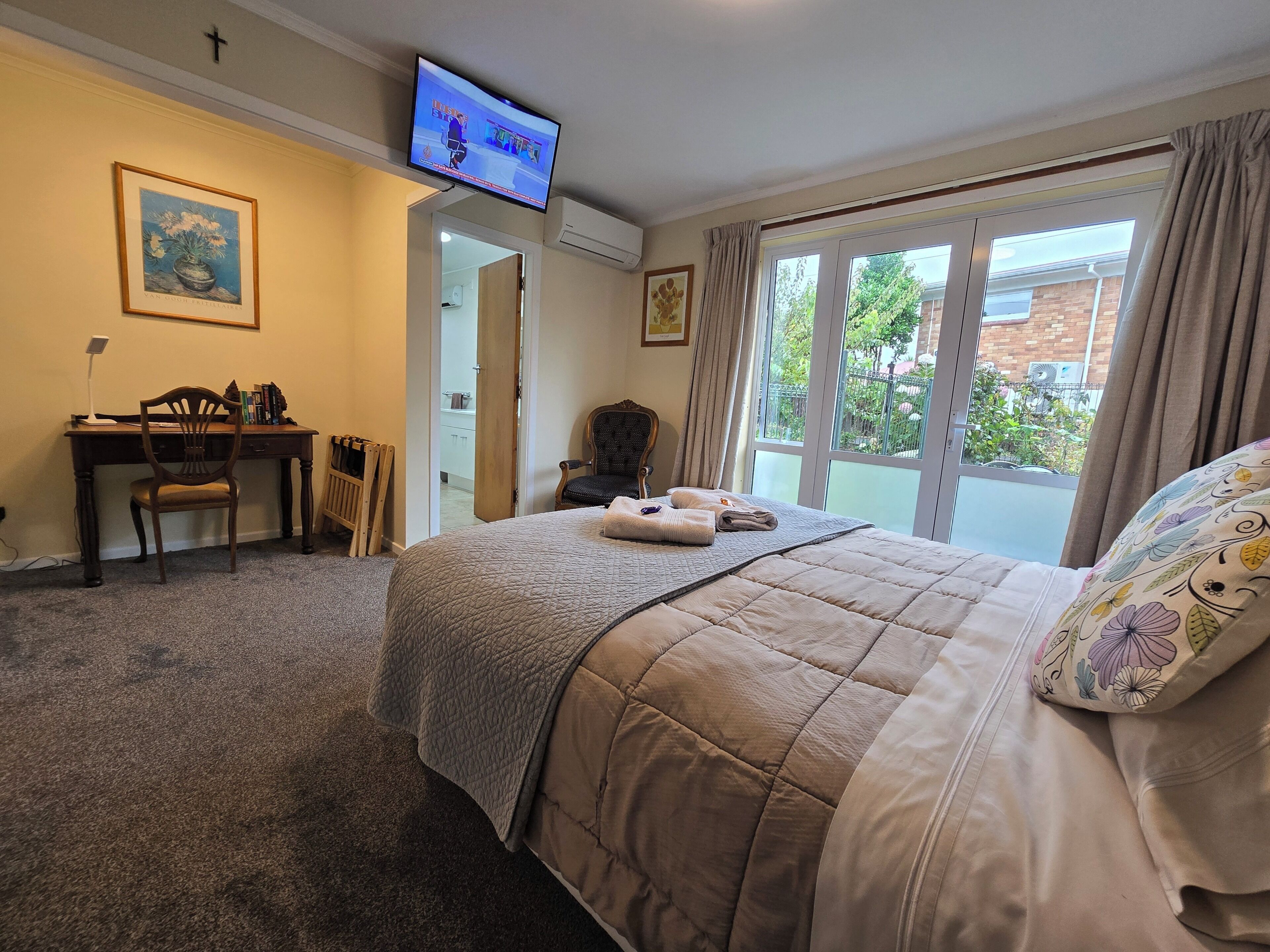 Classic Double Room, 1 Queen Bed, Courtyard View | Egyptian cotton sheets, premium bedding, down comforters