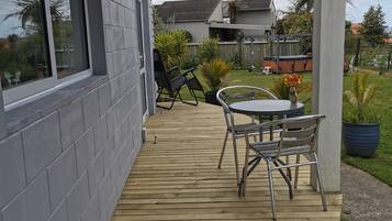 San Fran - Premier Queen with Lake view | Terrace/patio