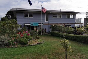 Front of property - Geyser Lookout BnB (Rotorua)