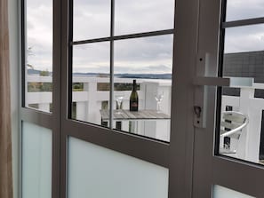 Superior Room, 1 Queen Bed, Ensuite, Lake View | Egyptian cotton sheets, premium bedding, down comforters - Geyser Lookout BnB (Rotorua)