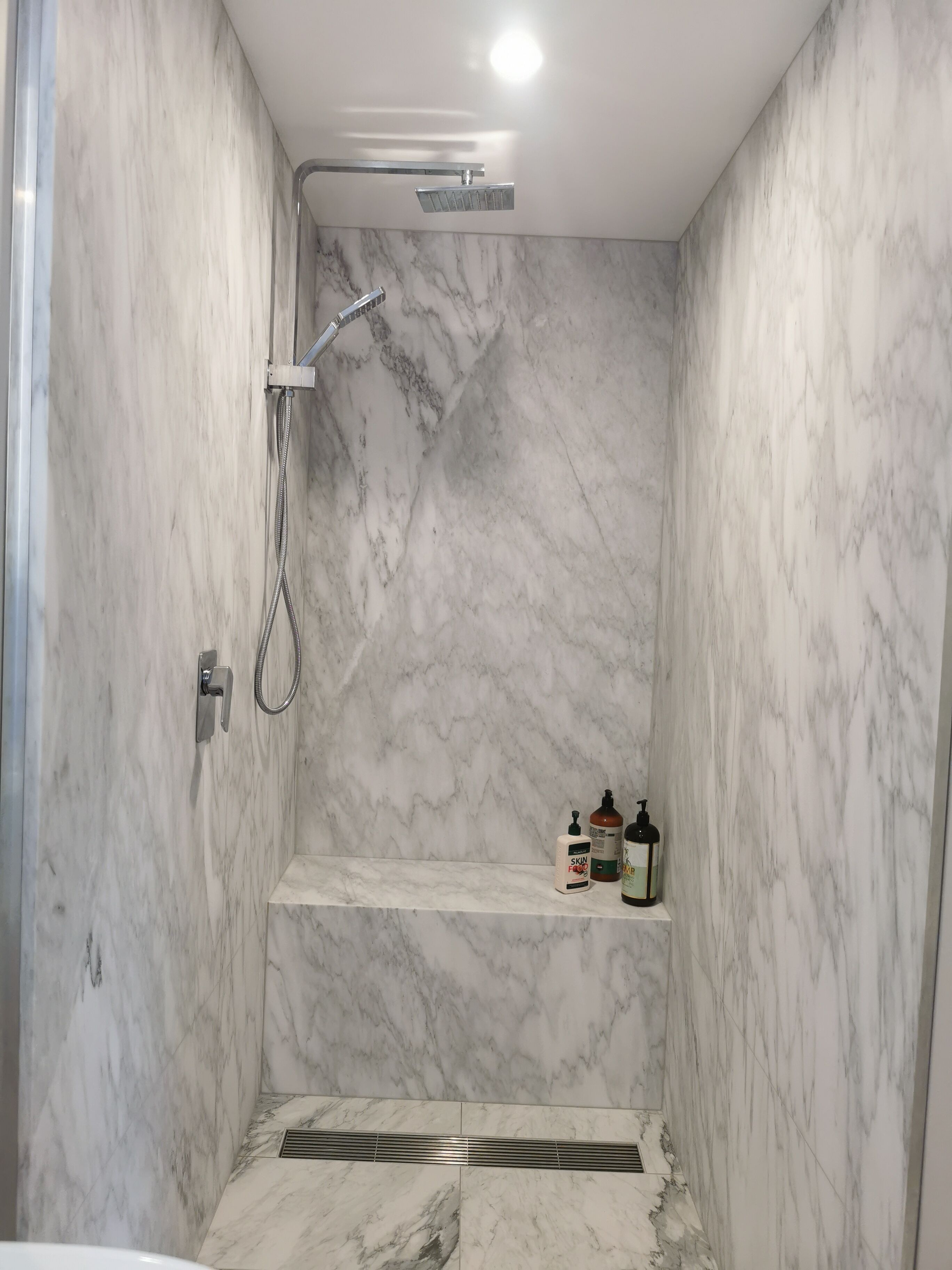 Quarto casal ou duplo luxo, 1 quarto, varanda, vista para o pátio | Banheiro | Chuveiro, ducha de hidromassagem, produtos de toalete grátis 