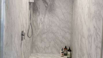Quarto casal ou duplo luxo, 1 quarto, varanda, vista para o pátio | Banheiro | Chuveiro, ducha de hidromassagem, produtos de toalete grátis