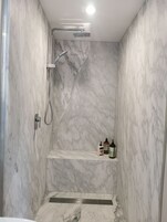 Deluxe Double or Twin Room, 1 Bedroom, Patio, Courtyard View | Bathroom | Shower, hydromassage showerhead, free toiletries, hair dryer