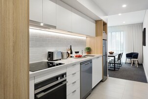 Refrigerador con freezer, microondas, placa de cocina, cafetera/tetera