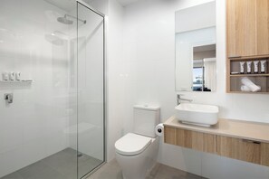 Ducha, artículos de higiene personal gratuitos y secador de pelo