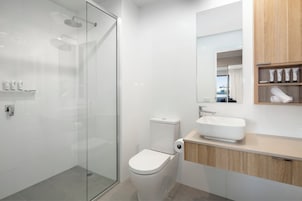 Ducha, artículos de tocador gratuitos, secador de pelo, pantuflas