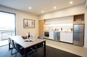 Apartment, Mehrere Betten | Essbereich im Zimmer