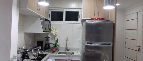 Frigorifero, microonde, piano cottura, macchina per tè/caffè