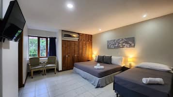 Triple Room, 1 King Bed and 1 Single Bed | Hochwertige Bettwaren, individuell dekoriert, individuell eingerichtet