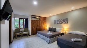 Habitació triple | Roba de llit d'alta qualitat i decoració individual 