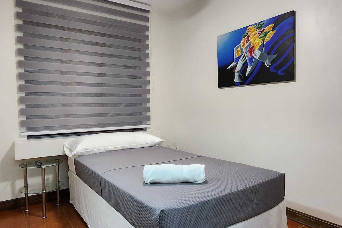 Chambre Ăconomique, salle de bains privĂ©e, vue jardin