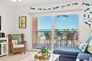 Smart TV, caminetto, lettore DVD, libri