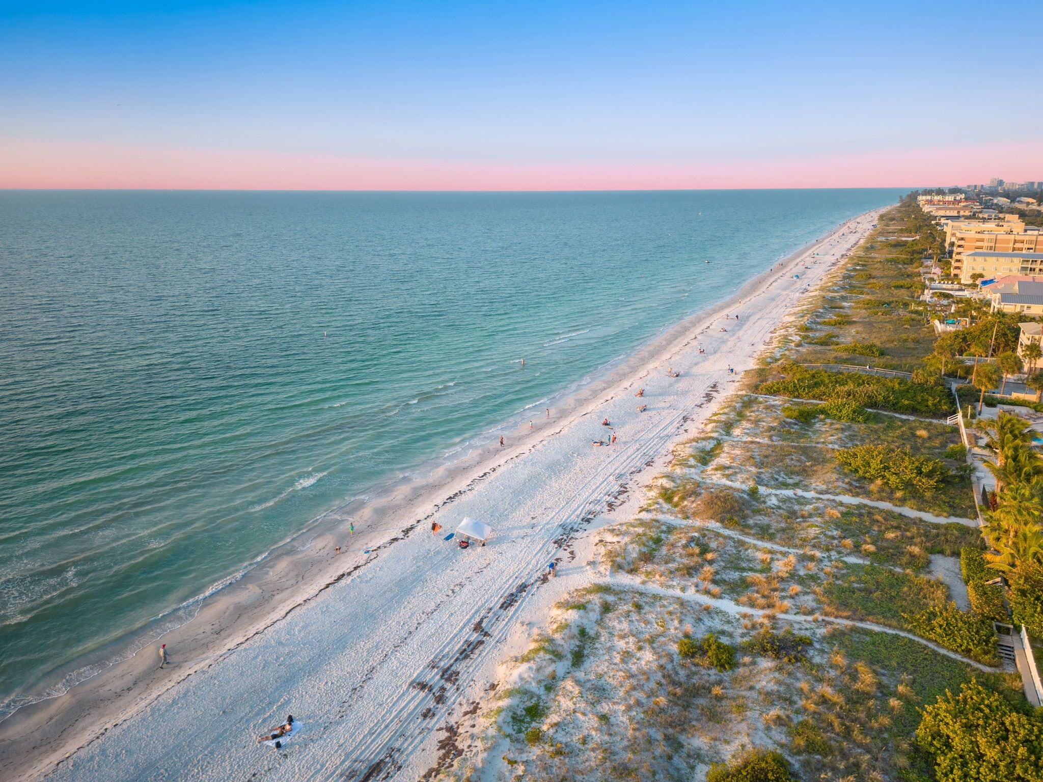 En la playa, camastros y toallas de playa 