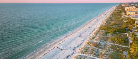 En la playa, camastros y toallas de playa