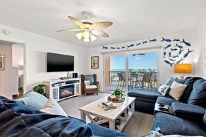 Smart TV, caminetto, lettore DVD, libri