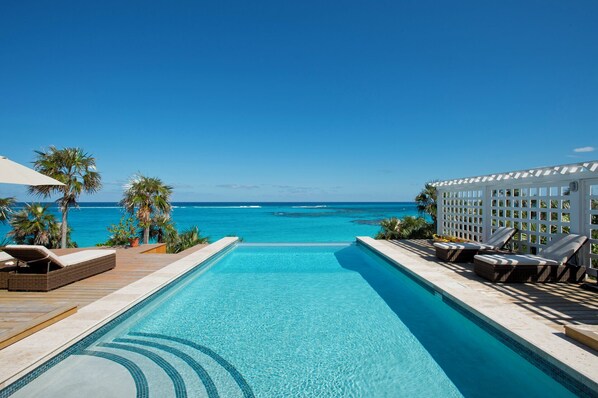 Piscine à débordement, piscine chauffée
